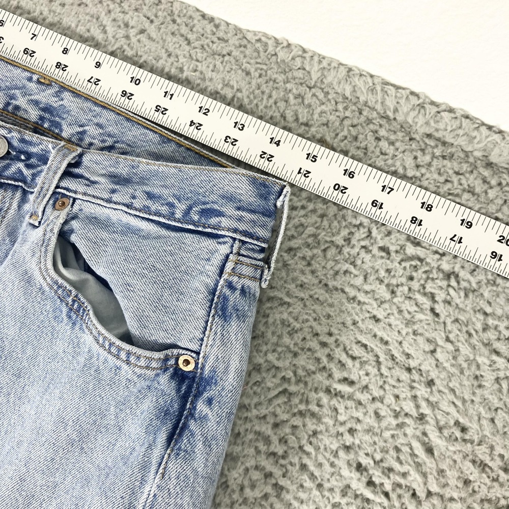 Vintage Levis 501 Jeans Mens 33x29 Light Blue Denim Button Fly Made USA 90s - Picture 2 of 6